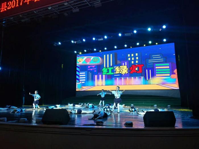 儿童表演舞蹈“过马路.jpg