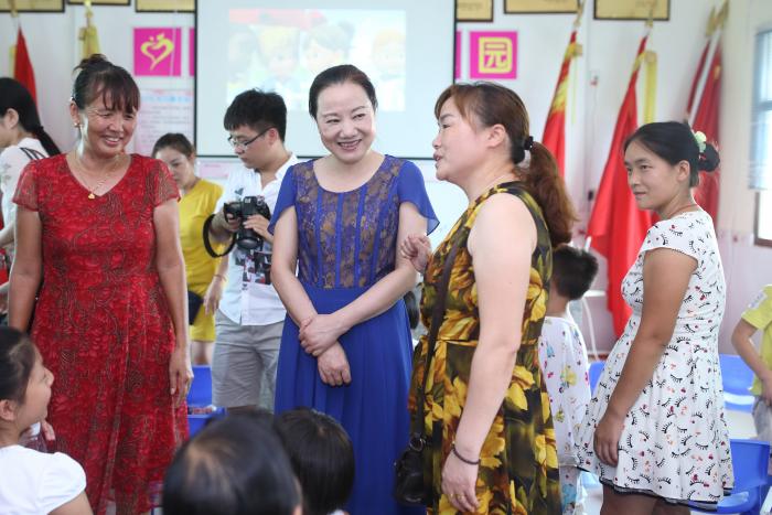 6 姜欣与双合村妇联当选执委交流.JPG