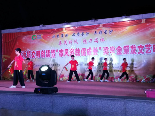 家风家教促成长文艺晚会照片1_副本.jpg