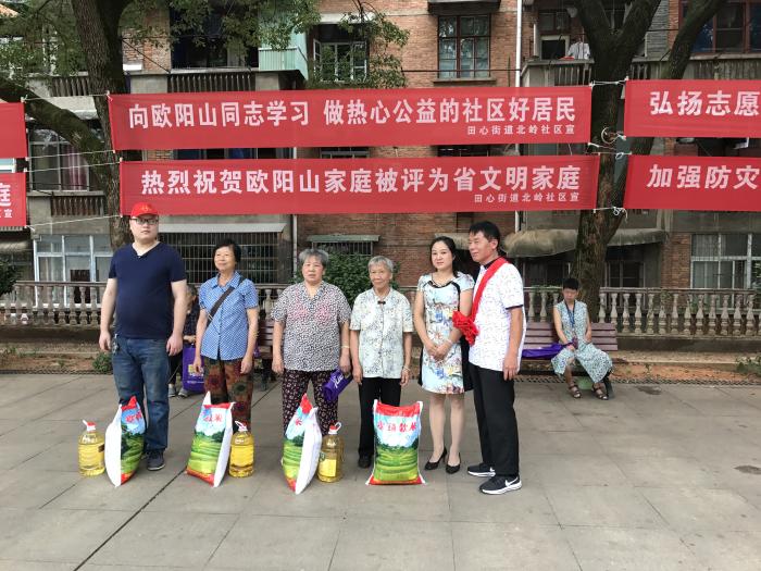 捐赠资金慰问困难家庭.JPG