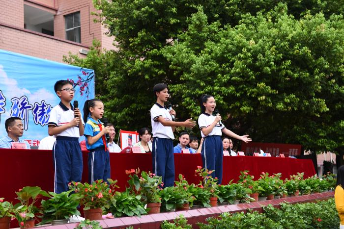 学生朗诵《少年君子赋》.JPG