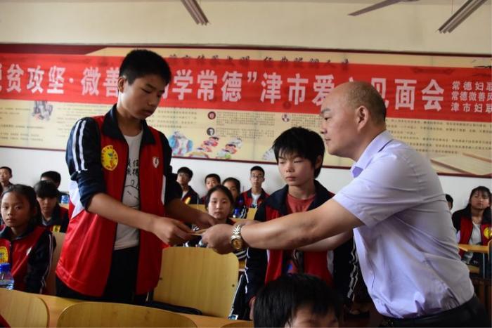 爱心人士沈启发发放学费.JPG
