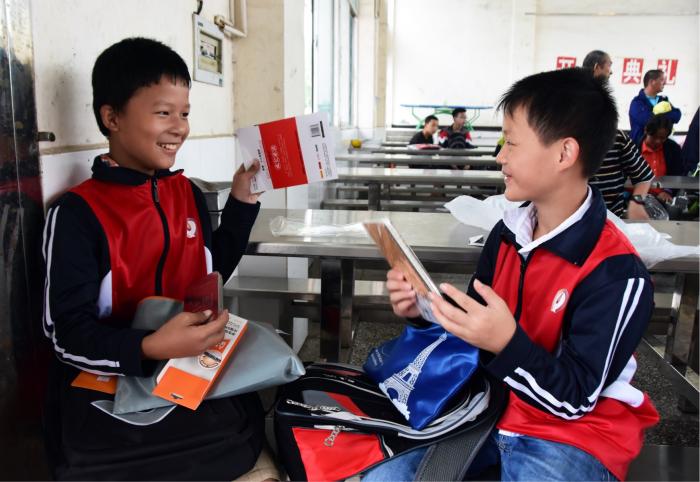 孩子们露出开心的笑容.JPG
