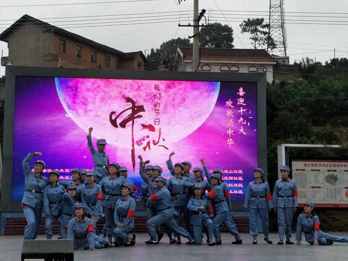 闫家溶：歌舞剧《我们走在大路上》.jpg