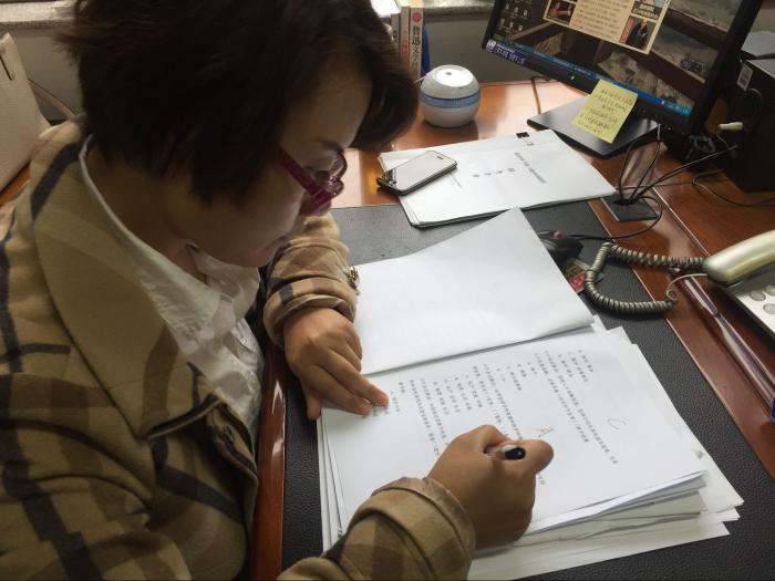 2、市妇联党组成员、副主席曹鹏认真填写试卷.jpg