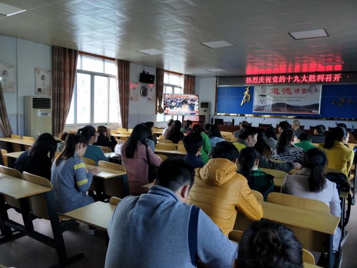 江华县“妇女之家”组织大家收看党的十九大开幕式，认真学习习近平主席的报告.png