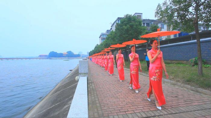 2湖边走秀.jpg