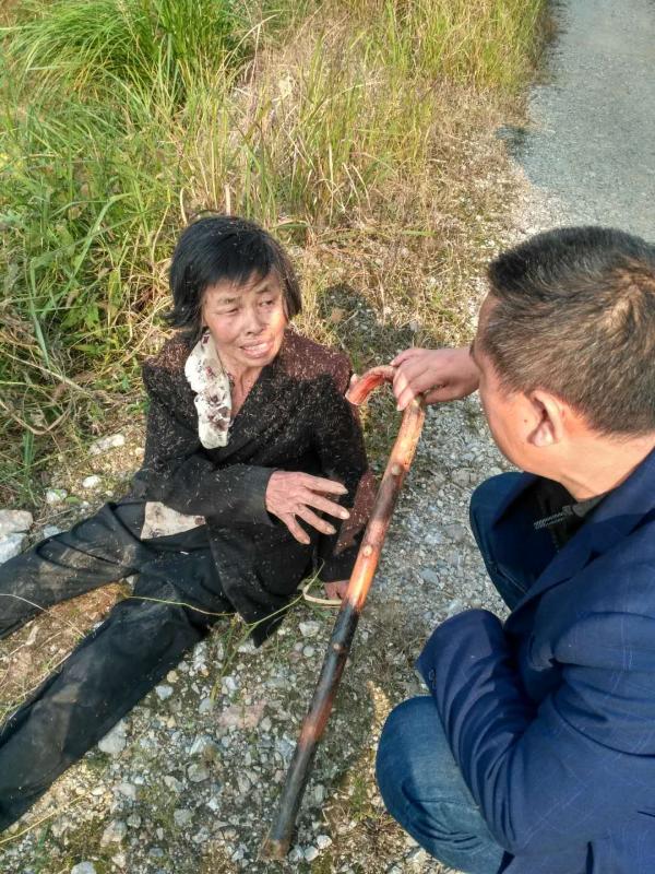 旷主任与救出后的老人交流.jpg
