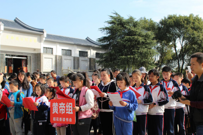 宣读“书香家庭心向党 学习践行十九大”倡议书.png