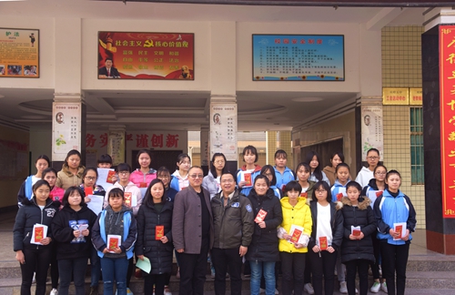 志愿者与受捐赠学生合影.JPG