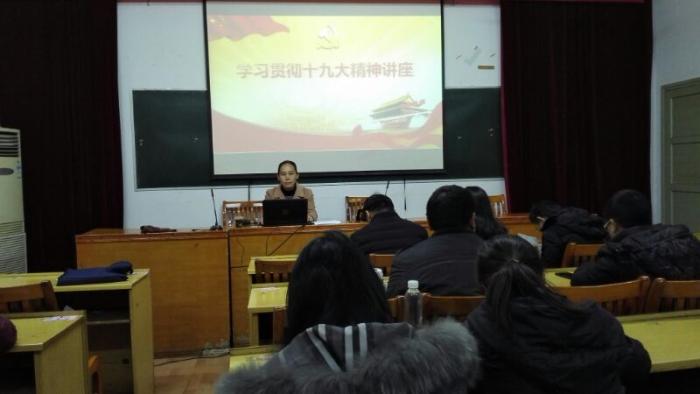 武冈市妇联主席张菊云为中青班学员授课.jpg