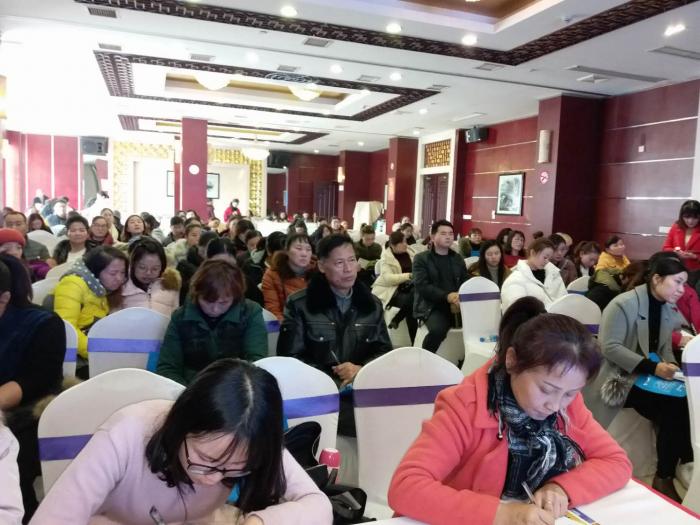 讲座现场部分家长在做笔记.jpg