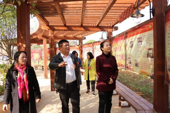 12.22市妇联宣讲党的十九大精神进社区1 (6).jpg