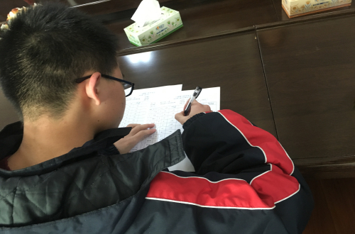 郴州市三中受助学生收到烛光基金助学金后签字.JPG
