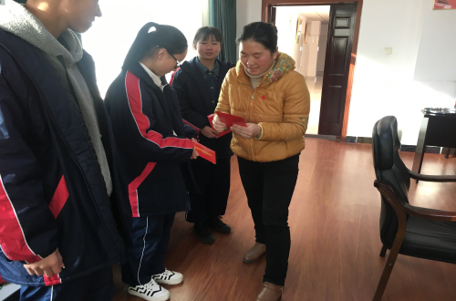 北湖区妇联领导为贫困生发放烛光基金助学金.jpg