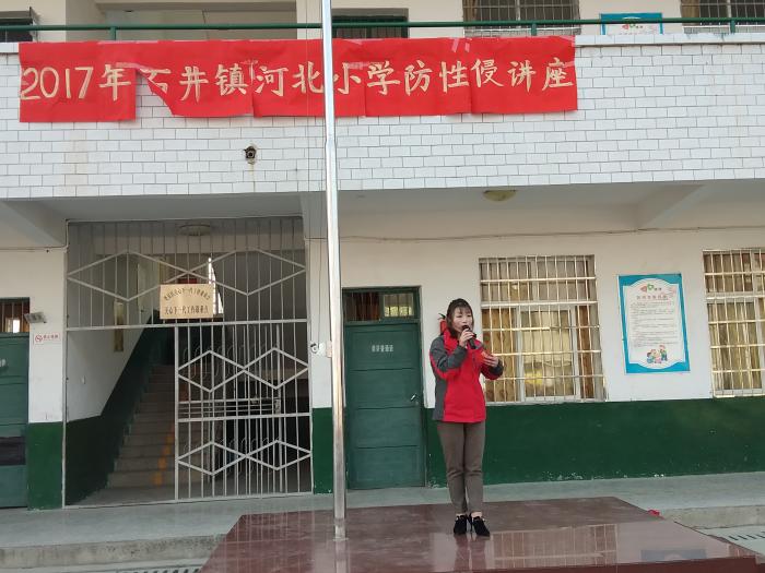 老师给我们讲课.jpg