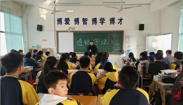 学生倪锦涛的父亲倪世宝正在课堂上为大家讲关于食品安全的问题.png
