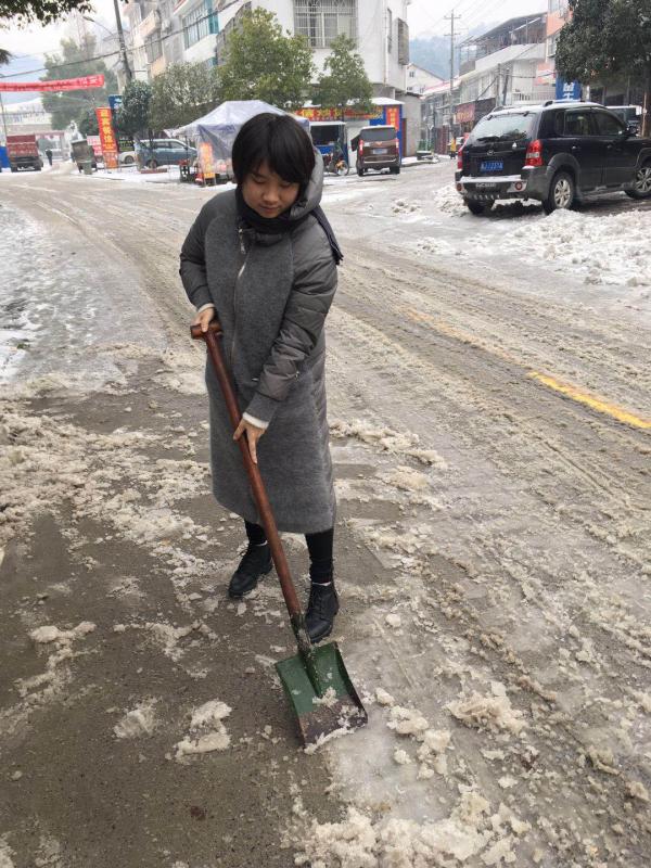 理公港镇人大主席、妇联主席胡杨带头到街上铲雪.jpg
