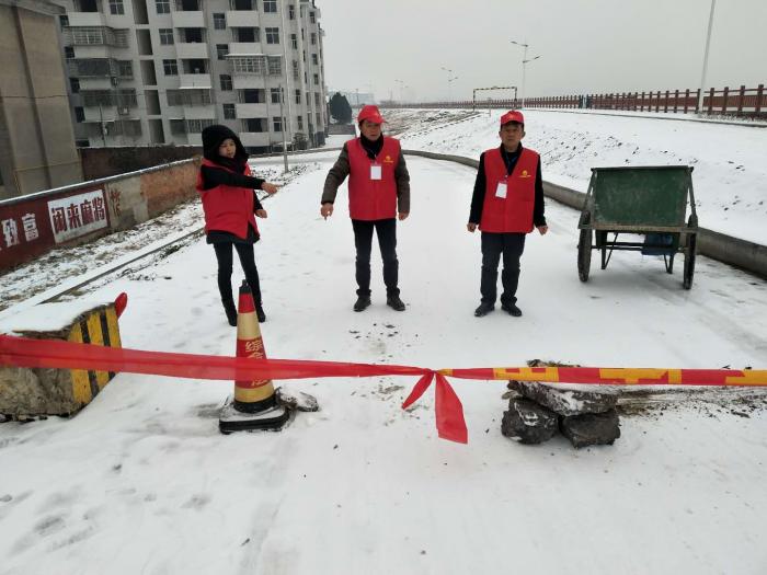 陬市镇李家洲社区妇联主席吴永红在路上执勤.jpg