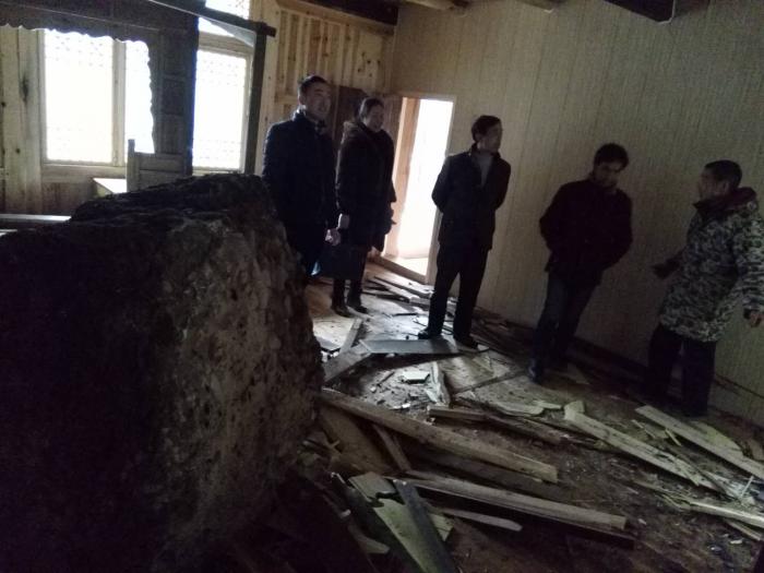 佘家坪乡政协委员、新港村妇联执委燕银芳参与冰雪天气道路除障、查看农户灾情.jpg