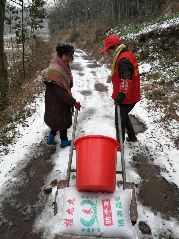 漆河镇乾元村支部书记（妇联执委）舒立波带领村支两委干部给村里五保户和贫困户送温暖，关心和慰问贫困户。.jpg