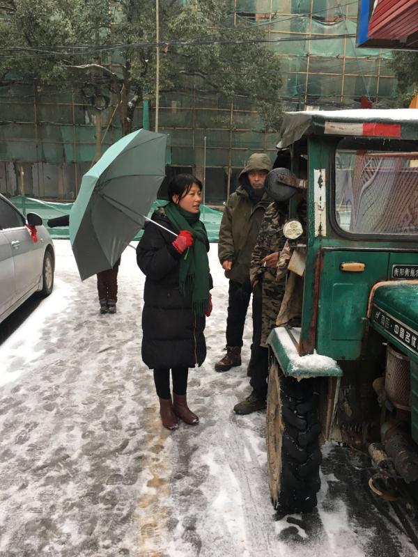 三阳镇妇联执委袁丽伟检查农机车辆安全.jpg