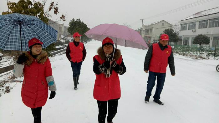 架桥镇副镇长庄明芳和东门桥居委会妇联主席白华珍对临漄，临水，陡坡，桥梁等加强巡查.jpg