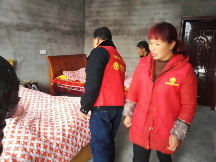 杨溪桥镇铁山溪村支部书记李中荣、妇联主席邓孔君到五保户家里查看生活情况，并送新棉被.jpg