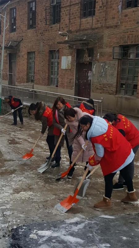 1廉桥镇正在破冰除雪的铿锵玫瑰们.jpg