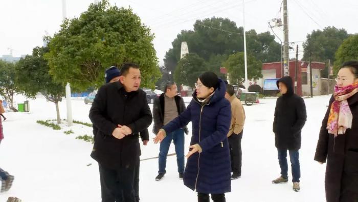 县长蒋颖群在县自来水厂现场办公.jpg