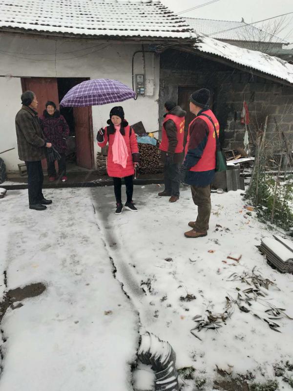 夷望溪镇妇女干部上门宣讲用电用火等安全知识.jpg