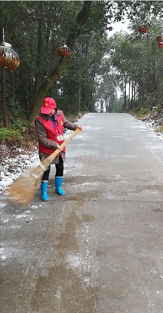 青林乡浯溪河村妇联主席张中玲冒着严寒清扫路面，确保群众出行安全。.png