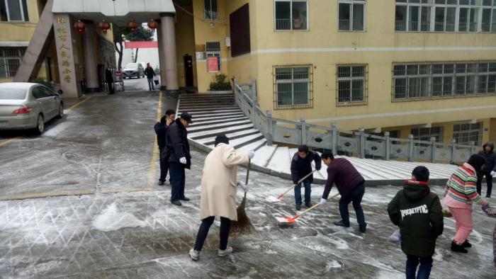 红星街道扫雪4.jpg