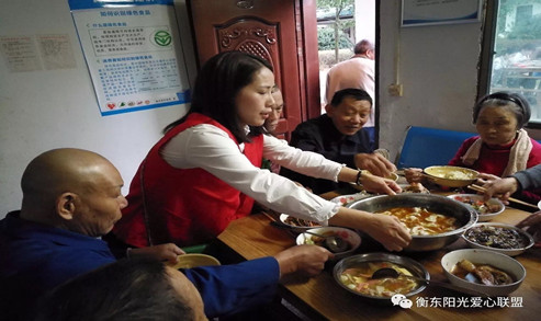 跟空巢老人一起吃饺子_副本.jpg