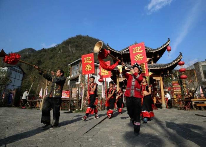 婚礼环节“接亲”。（吴勇兵 摄）.jpg