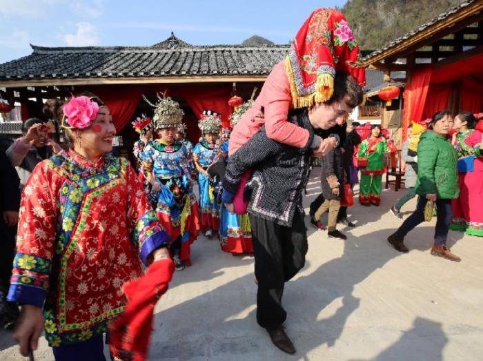 婚礼环节“送亲”。（吴勇兵 摄）.jpg