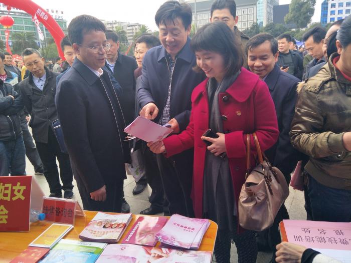 省就业服务局局长周光明和省扶贫办副主任黎仁寅充分肯定市妇联“双万”工程培训在服务贫困妇女方面的成效.JPG