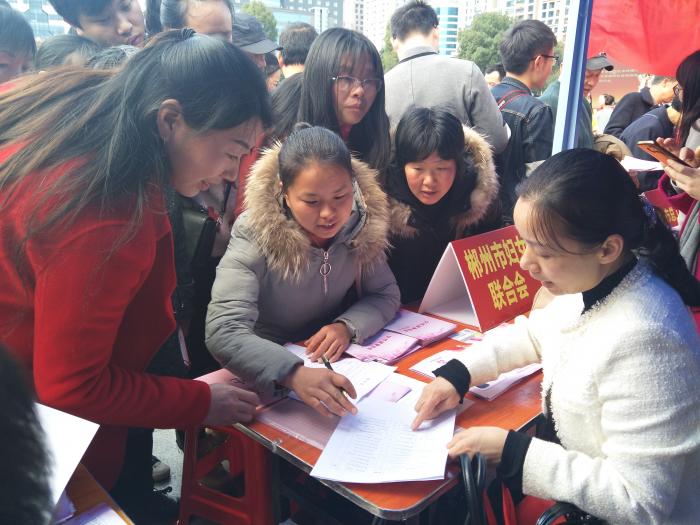 郴州市妇联举办的巾帼脱贫“双万”工程培训班（三年内免费培育万名育婴师、万名新型职业女农民）最受广大女性青睐，不少女性纷纷驻足咨询，并纷纷踊跃填写报名表.JPG