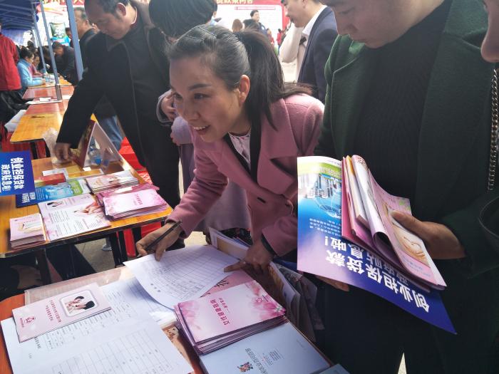 招聘会上，不少妇女前来咨询健康、维权方面的信息.JPG