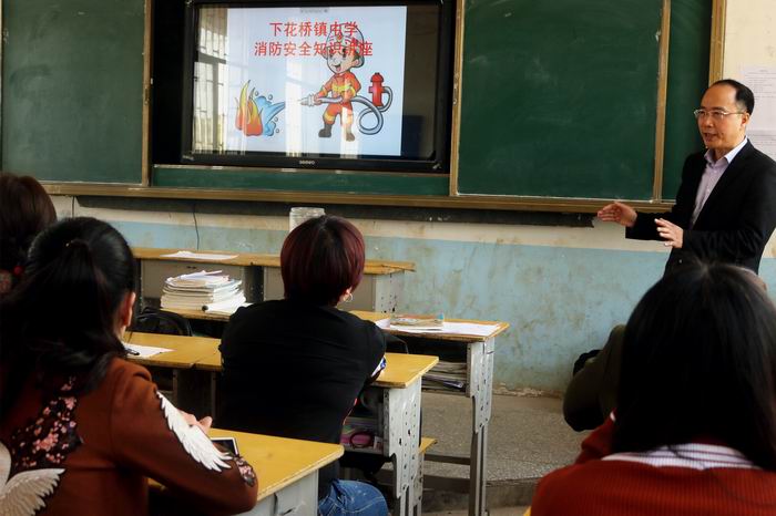 消防知识讲座进驻农村中学校园.jpg