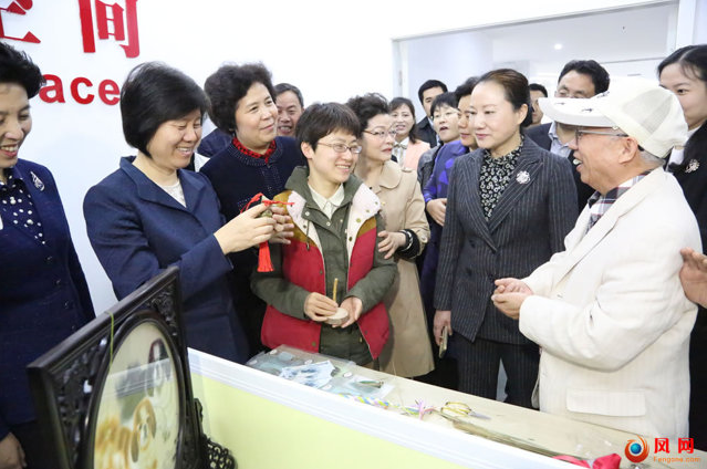 沈跃跃一行看望在首届妇女创业创新大赛中荣获“最佳创意奖”的棕编大师周佳霖.png