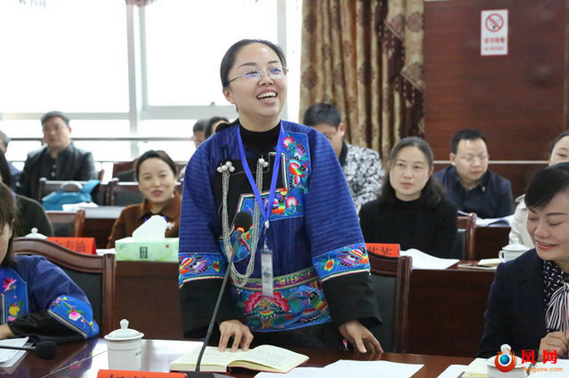 花垣县妇联主席杨慧君唱起苗歌，感谢党的好政策.png
