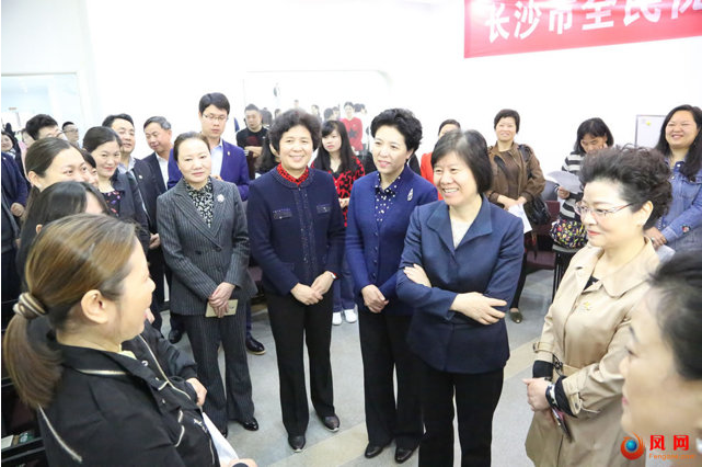 沈跃跃一行向参加家庭教育学习活动的家长们了解家庭教育和家庭文明建设情况.png