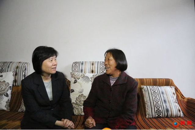 沈跃跃一行在永顺县芙蓉镇河畔社区看望慰问贫困两癌妇女.png
