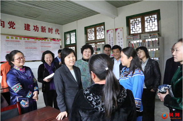 沈跃跃一行向高坪村村妇联主席孔凡秀了解基层妇联改革情况.png