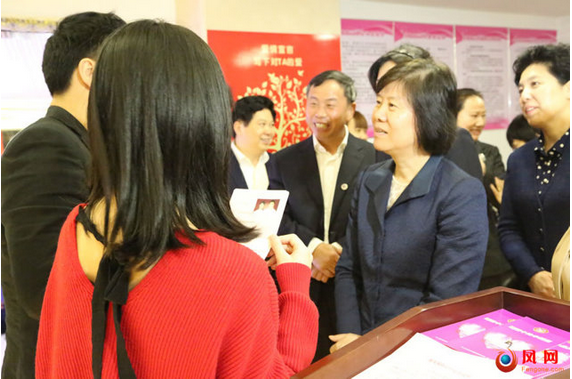 在王宁科和周雯琪共同宣读了神圣感人的结婚誓词后，沈跃跃为这对幸福的新人颁发了结婚证，并勉励他们互相忠实，互相尊重，互相帮助，共同维护平等、和睦、文明的婚姻家庭关系.png
