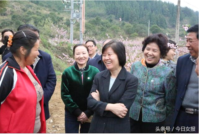 全国人大常委会副委员长、全国妇联主席沈跃跃一行在姜欣的陪同下调研巾帼脱贫产业.png