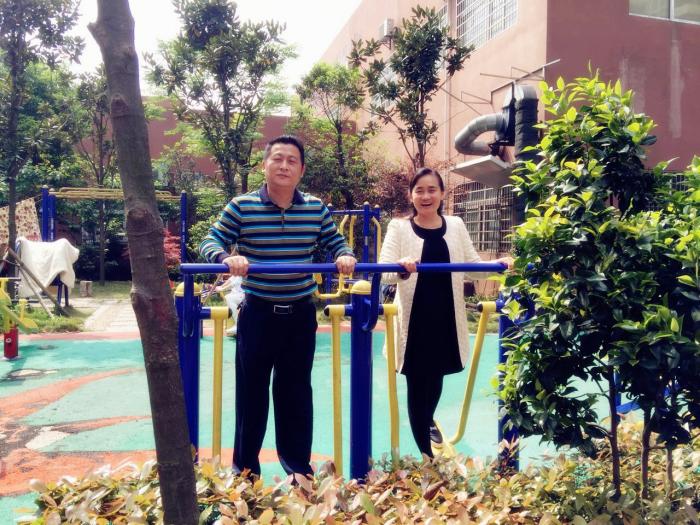 文明家庭-2016年春摄于小区庭院，与子成说。.jpg