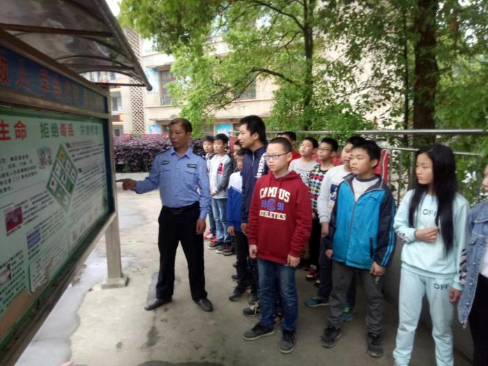 民警向学生们怎样认识毒品.jpg