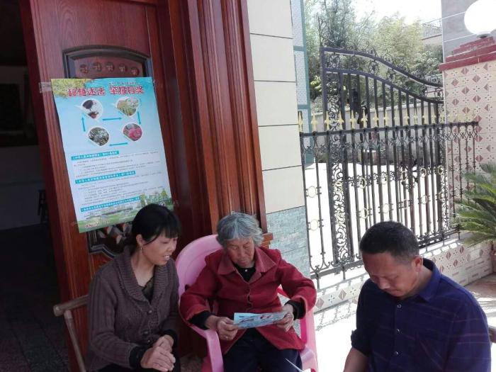 图为广大群众正在认真学习禁毒知识.jpg